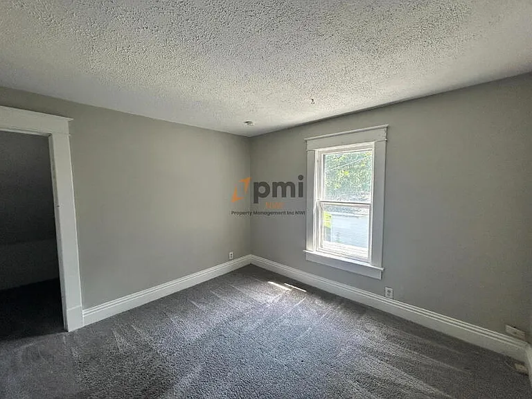 906 2nd St — Photo 7