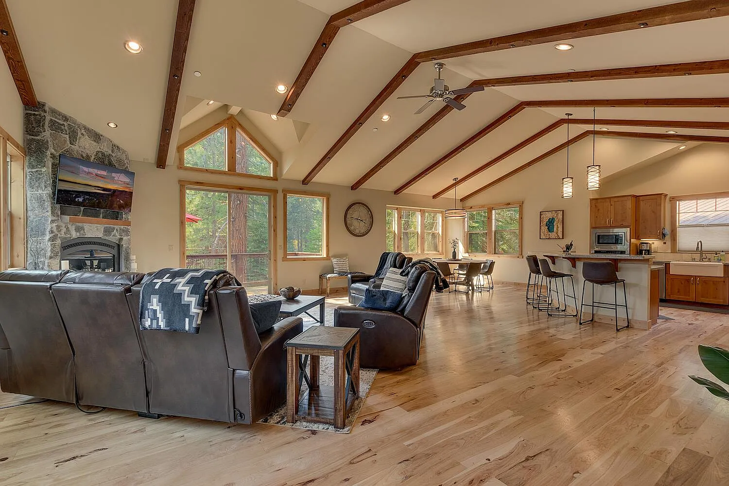 4 bed, 2.5 bath, 2590 sqft, $6,500 — Photo 3