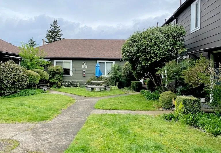 The Lindhurst — Photo 1