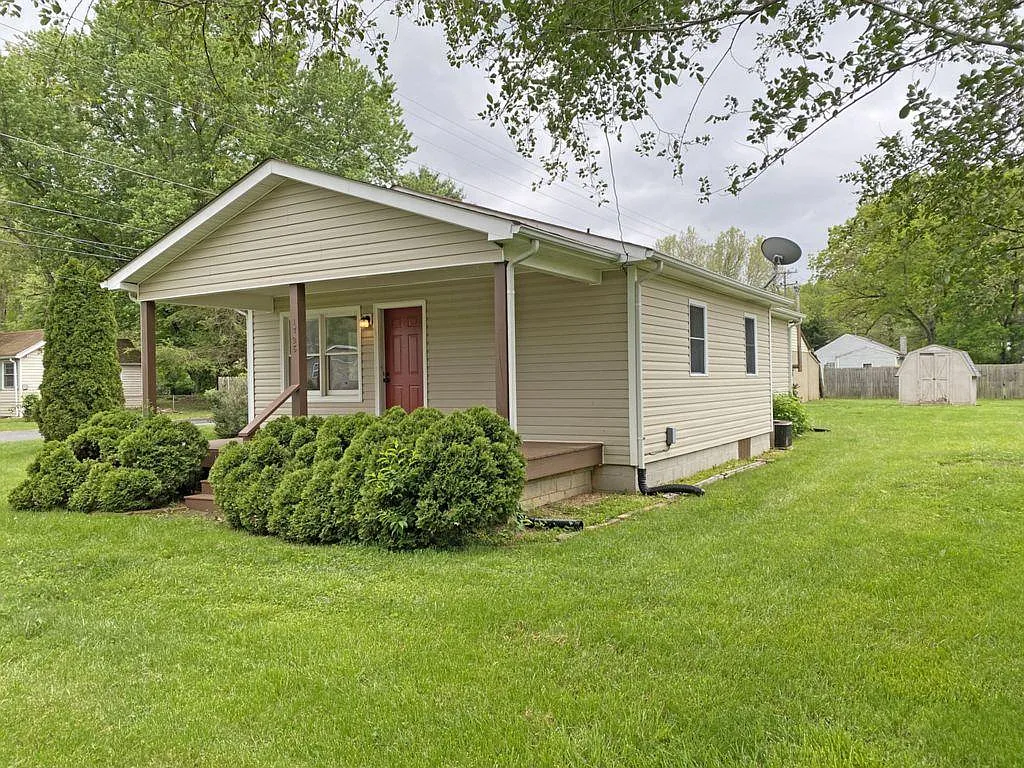 3 bed, 900 sqft, $1,795 — Photo 1