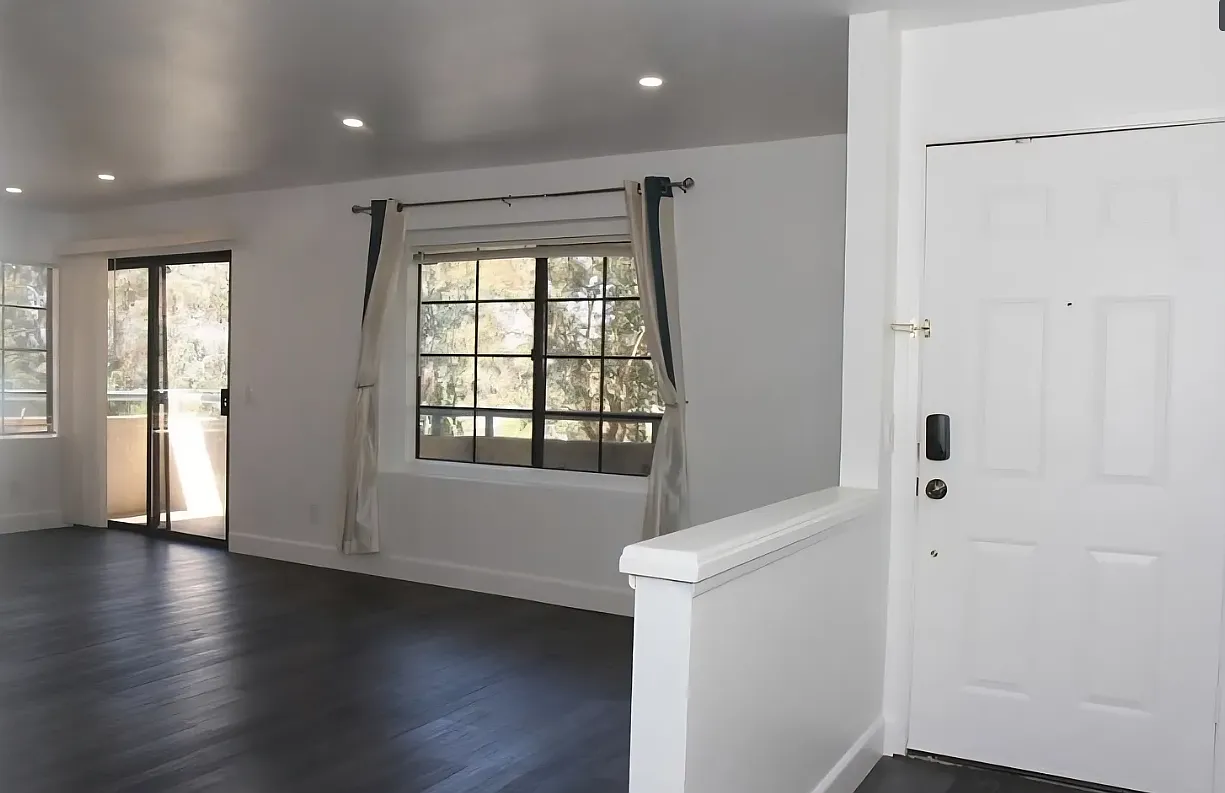 3 bed, 1008 sqft, $3,300 — Photo 2