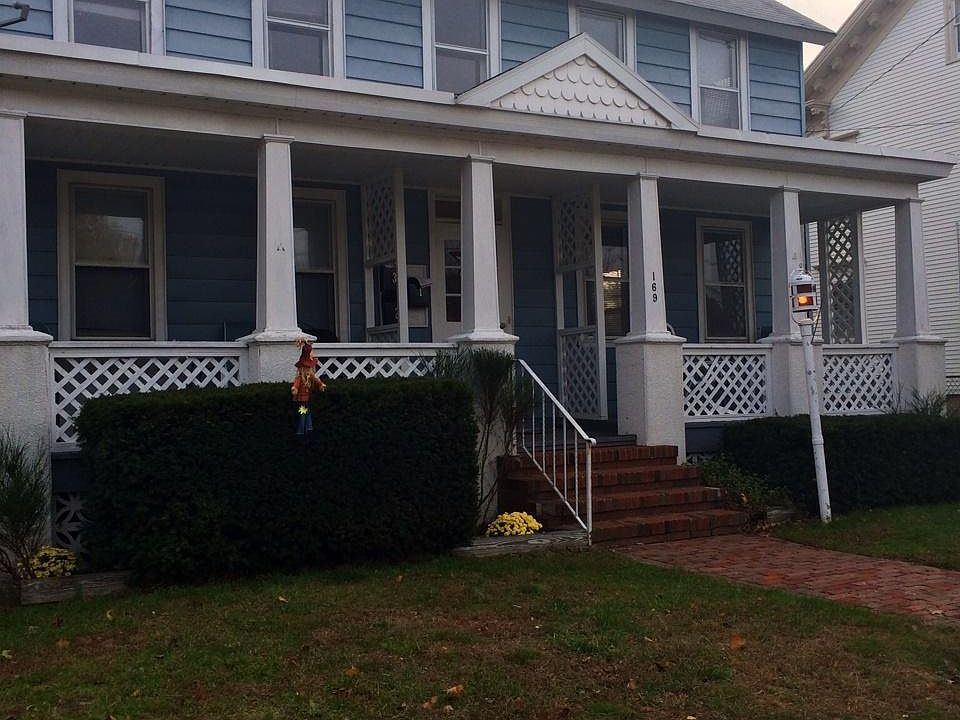 Come see for yourself this quaint newly updated Garden Apt close to shops, restaurants, Matawan train station and exit 117 on the Parkway. And walk to the waterfront!