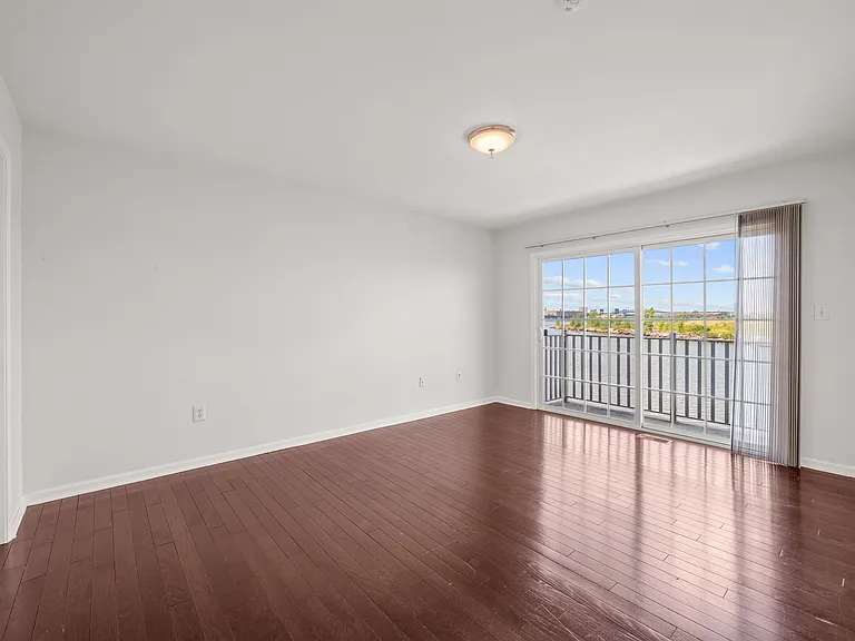 92 Lyon Ct — Photo 16