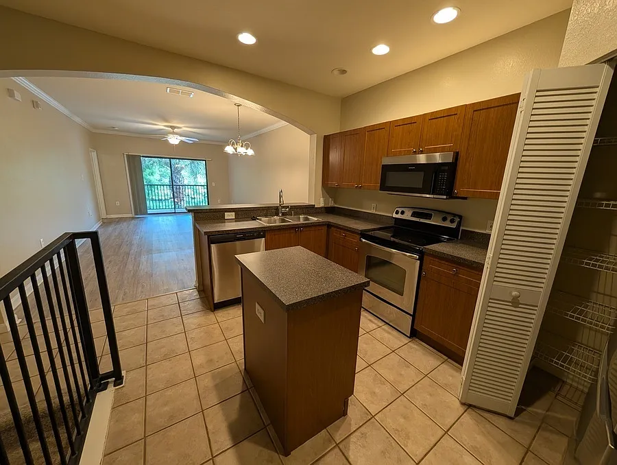 2 bed, 1169 sqft, $2,100 — Photo 2