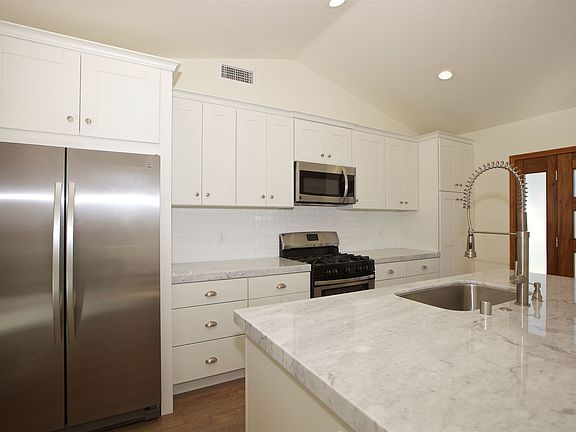 3rd image of 4456 Estrella Ave
