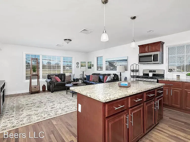 2 bed, 1010 sqft, $2,695 — Photo 2