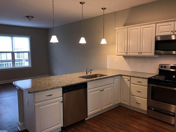 3rd image of 313 S Parkway Dr