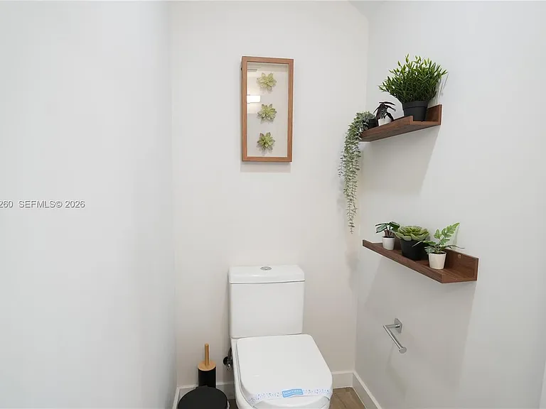 211 SE 4th St #3 — Photo 11