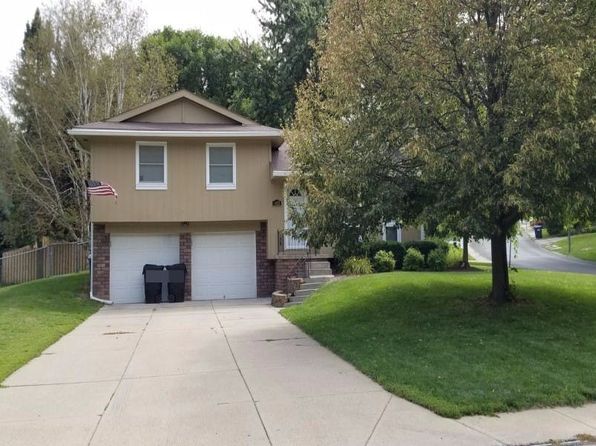 8625 Meadows Pkwy, Omaha, NE 68138