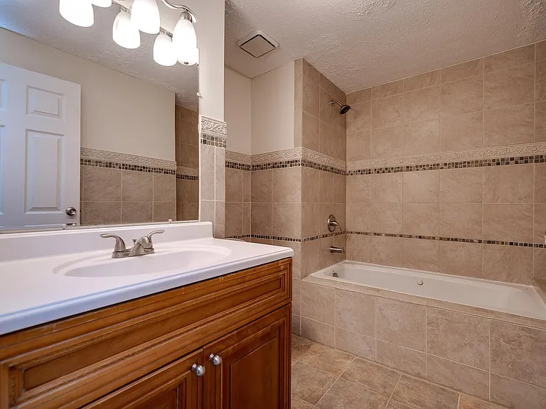 6978 Fallen Oaks Dr — Photo 18
