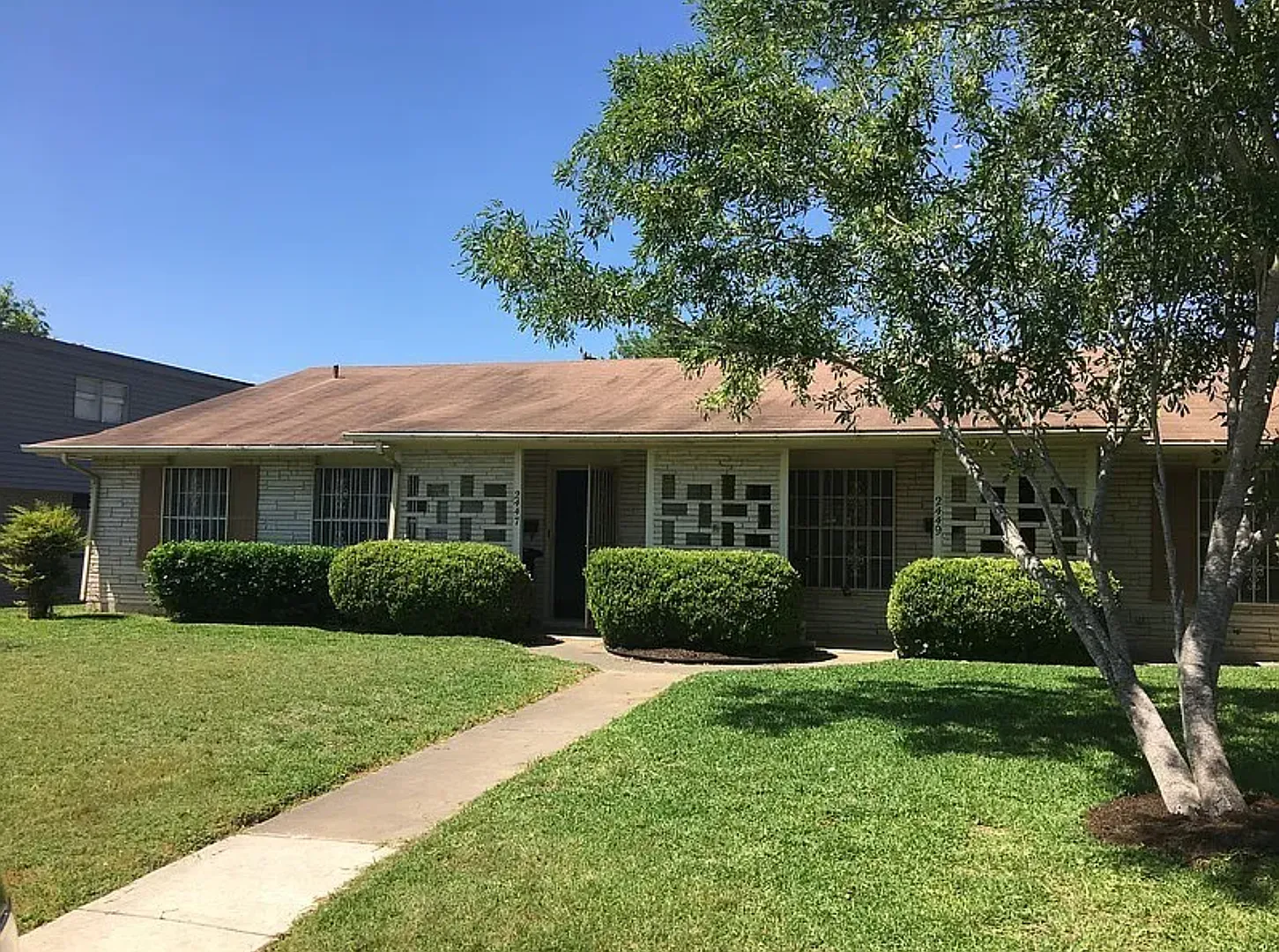 Must See! 2 Bedroom / 1 Bath Home South Side Lions Park! — Photo 1