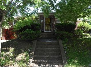 52 Mackay Ave, Paramus, NJ 07652