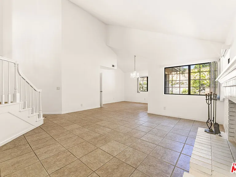 28035 Sheffield — Photo 7