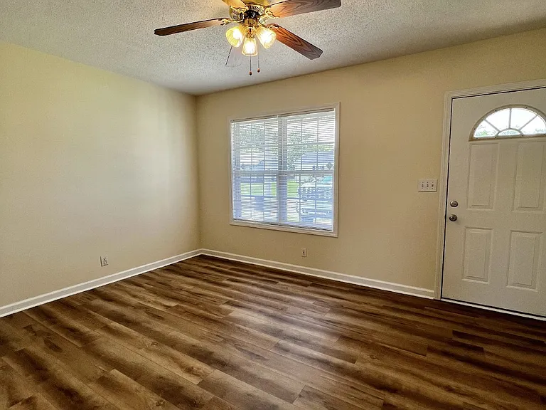 1118 Keith Ave — Photo 6