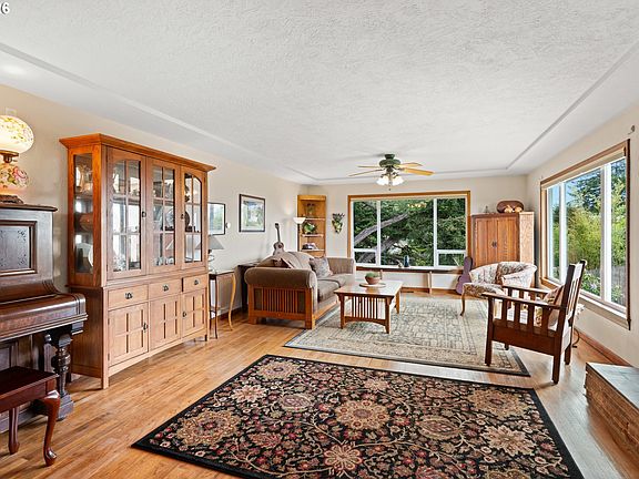 5th image of 905 Barbra Ln