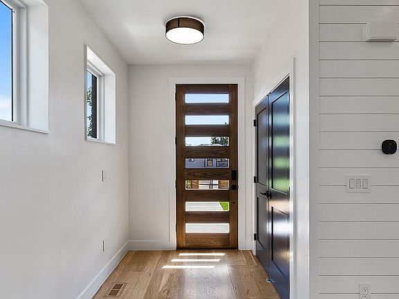 Front door (inside view) 