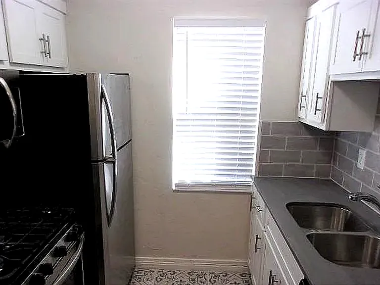 1718 N Indiana Ave #1 — Photo 3