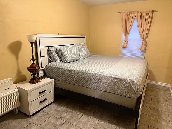 4th image of 2011 NW Hoover Ave #25