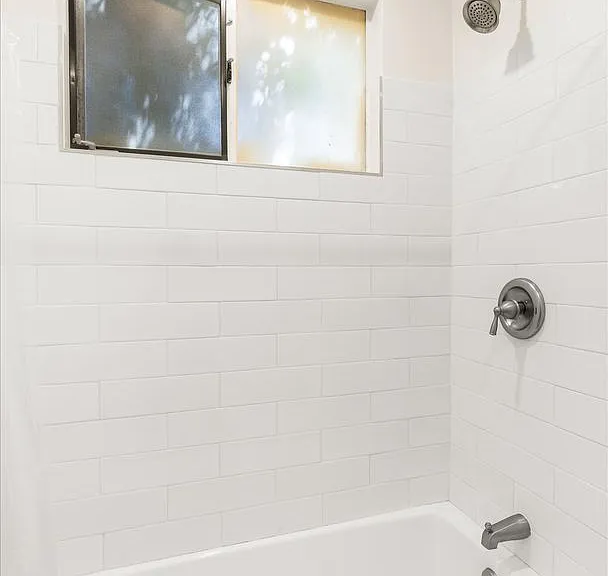 221 Bath St — Photo 29