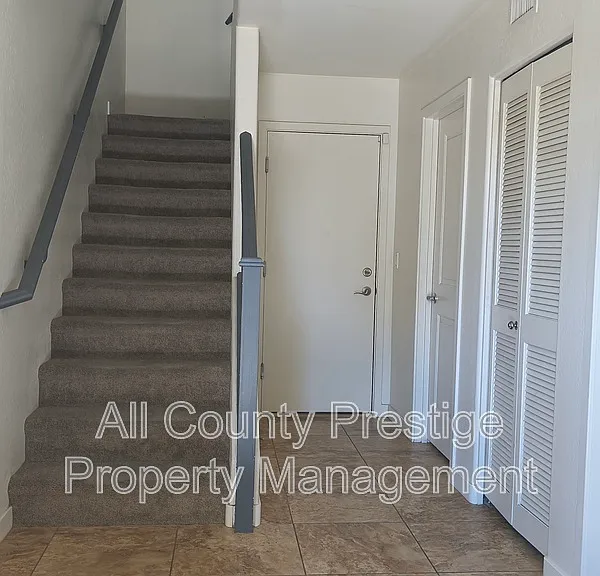 815 E Rose Ln #110 — Photo 3