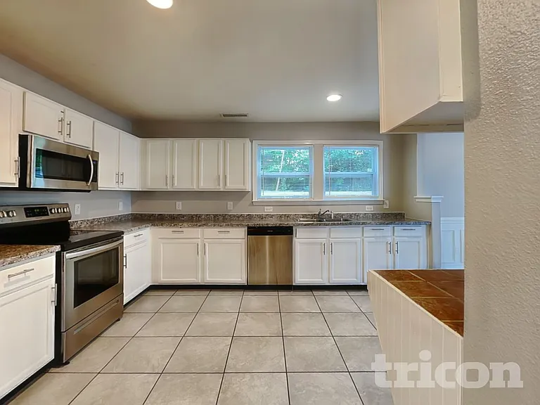 451 Presidents Ct — Photo 6