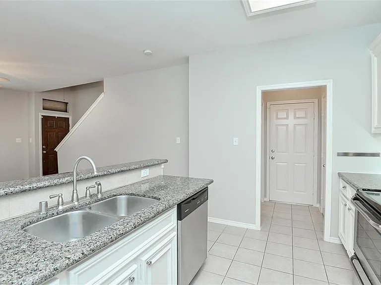 1819 Genesee St — Photo 15