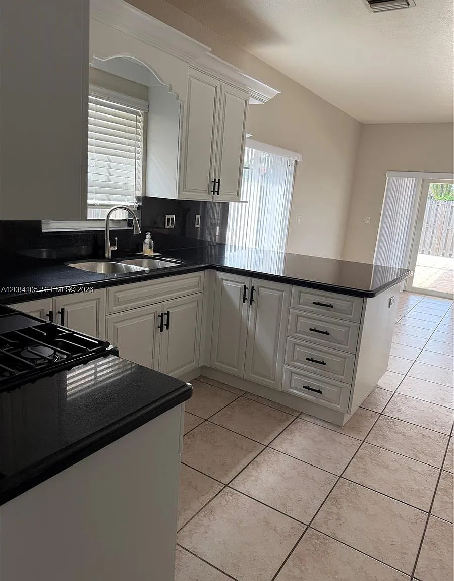 3 bed, 1685 sqft, $3,500 — Photo 1