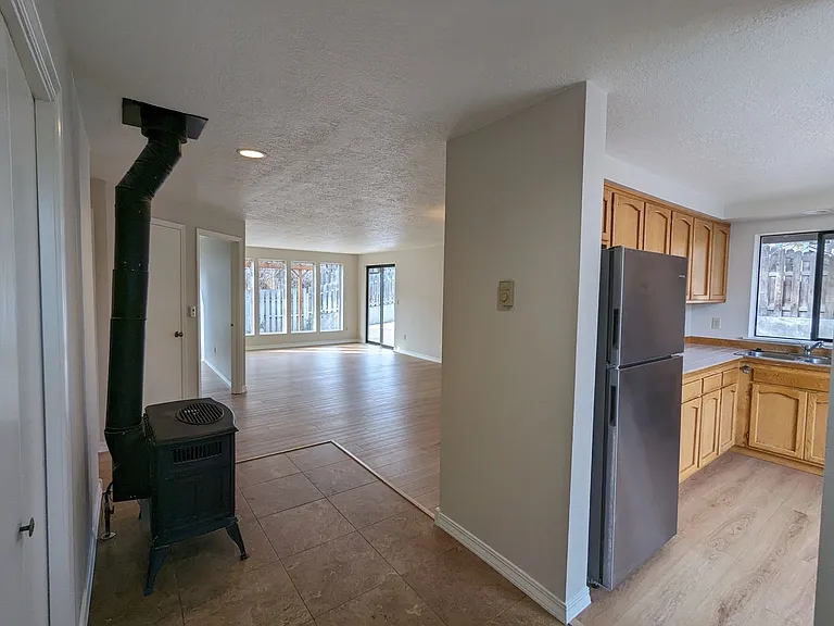 1147 NE Viking Ct — Photo 2