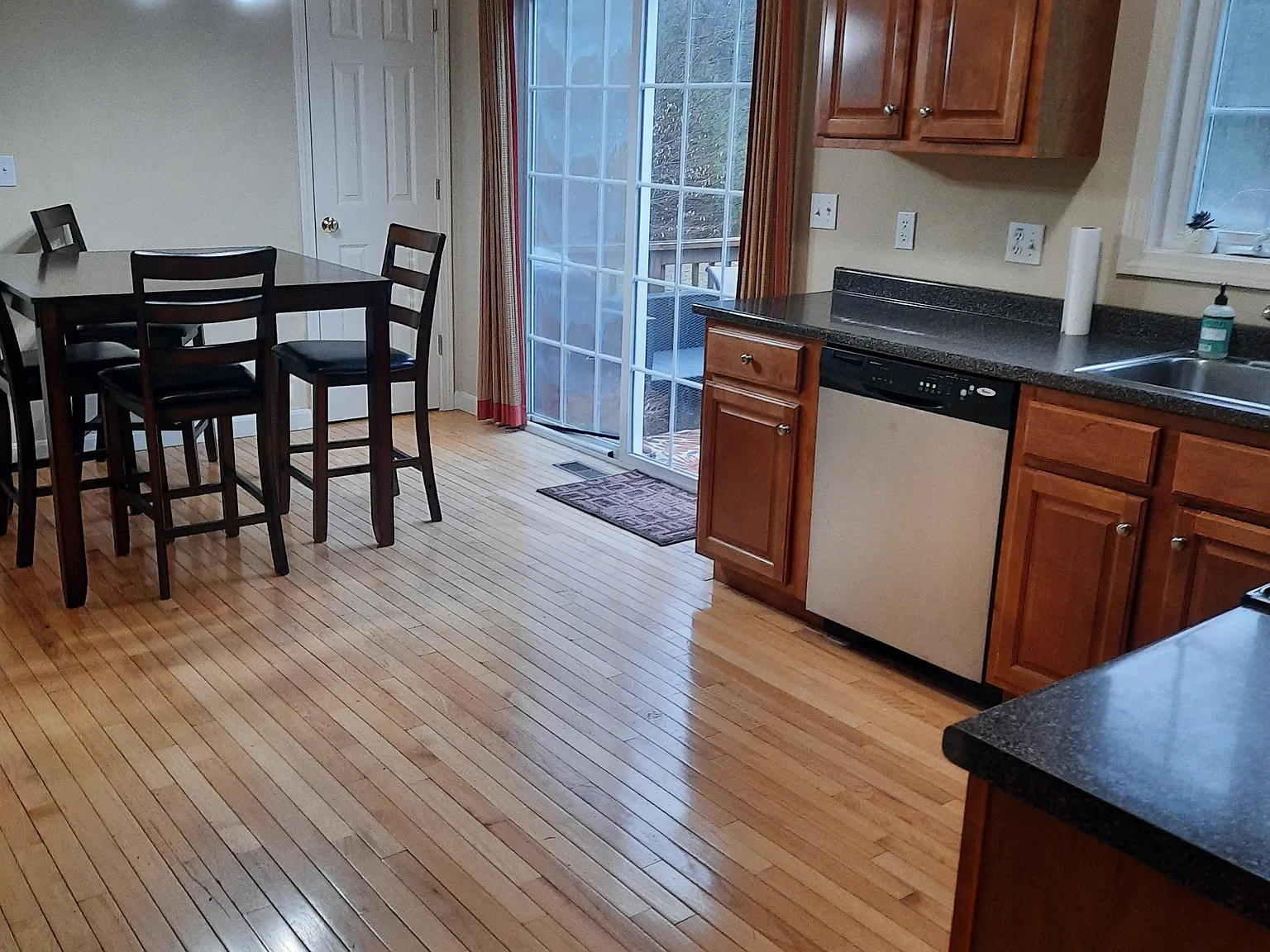 2 bed, 1.5 bath, 1300 sqft, $3,000 — Photo 3