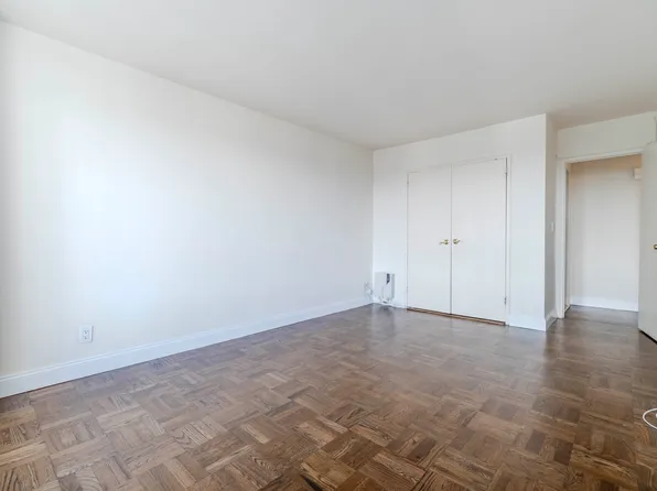 166-25 Powells Cove Boulevard image 12 of 33