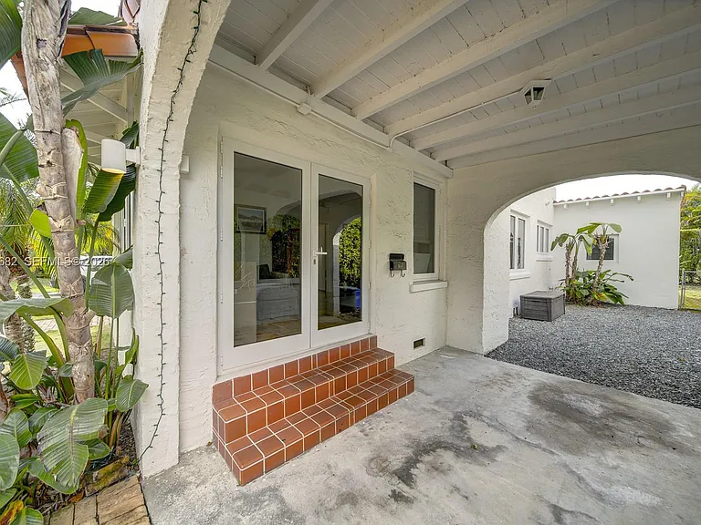 1212 Medina Ave — Photo 3