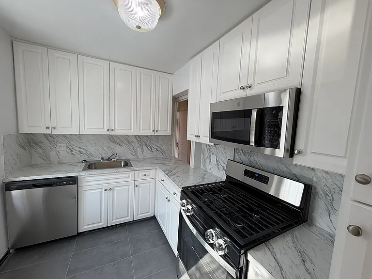 71st Cres — Photo 4