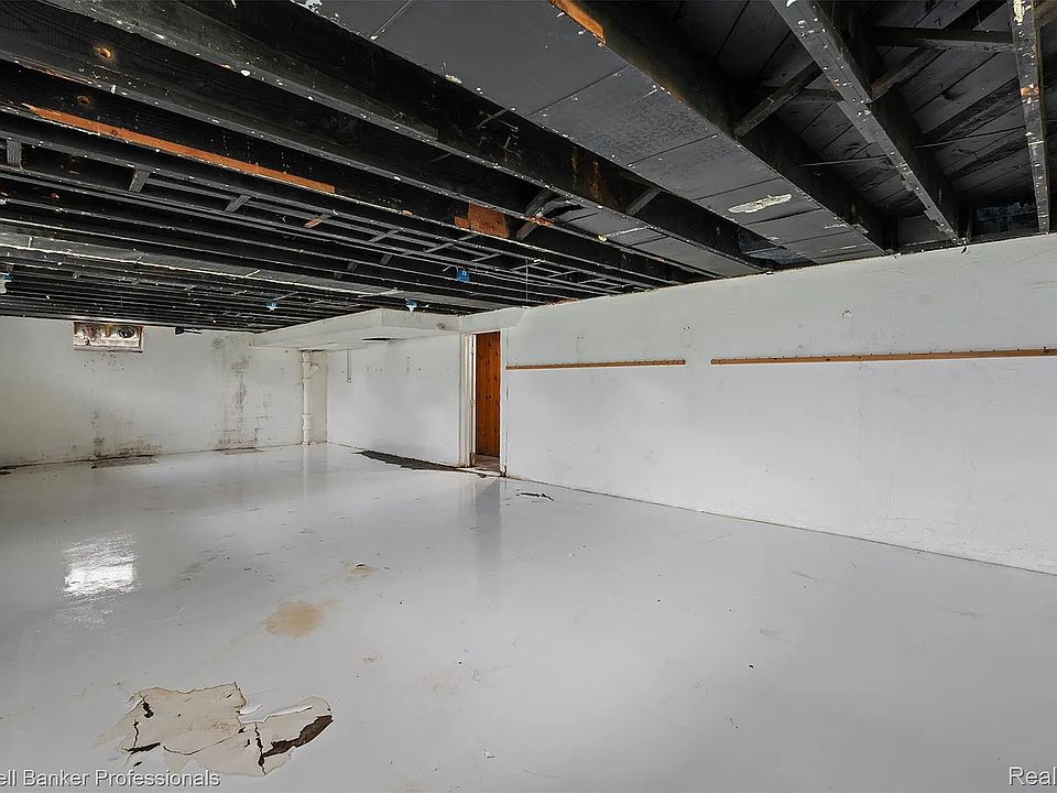 2nd image of 29755 Utica Rd