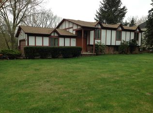 2915 Moraine Dr, Brighton, MI 48114