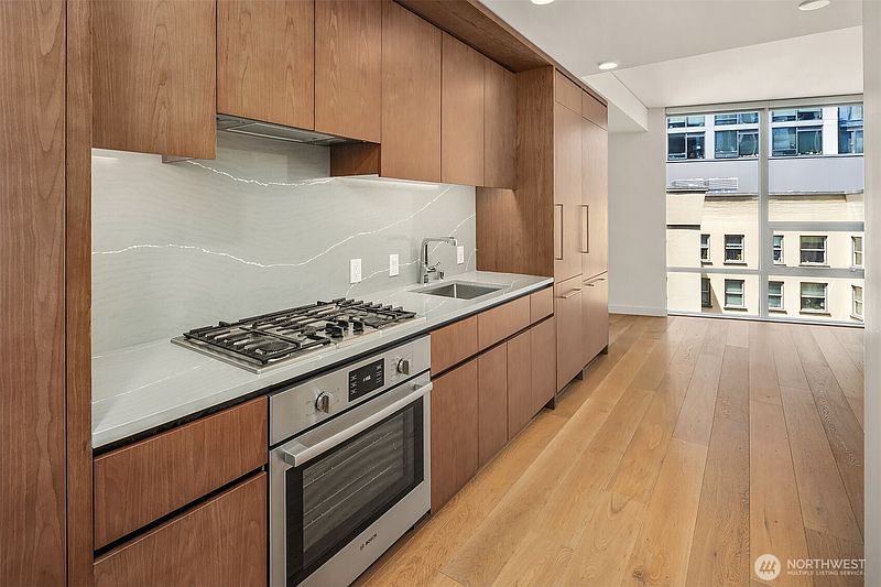 5th image of 121 Stewart Street #908
