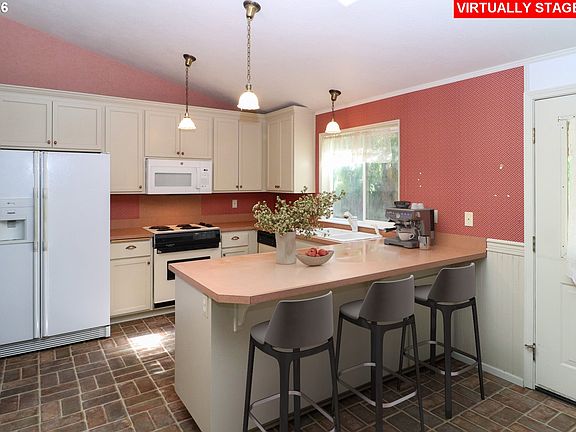 3rd image of 631 Nicholas Dr