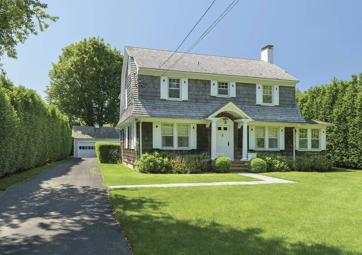 Beautifully Renovated Southampton South Of Highway Traditional — Photo 2