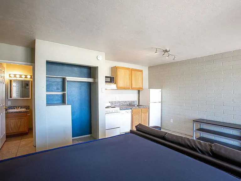 University Manor — Photo 11