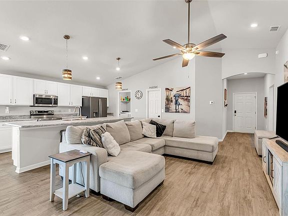 3rd image of 909 Inverness Way