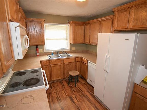 4th image of 151 E 25th St