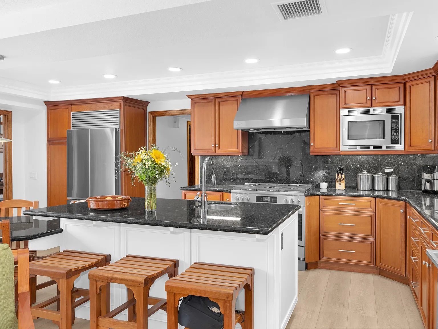 5 bed, 3.5 bath, 2798 sqft, $13,500 — Photo 3