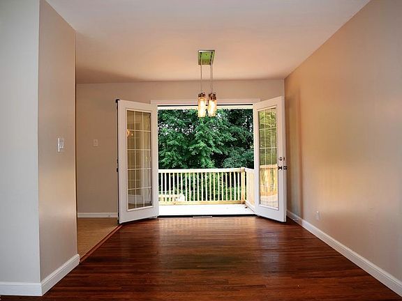 5th image of 7658 Venice Dr NE