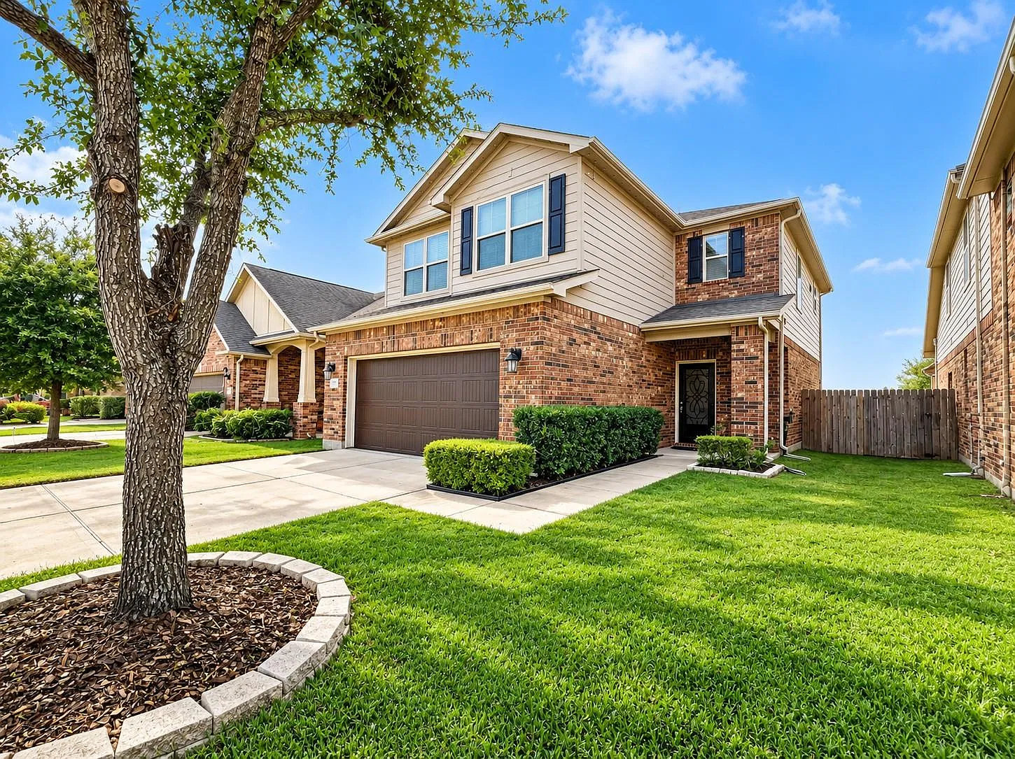 3 bed, 2.5 bath, 2192 sqft, $2,400 — Photo 2