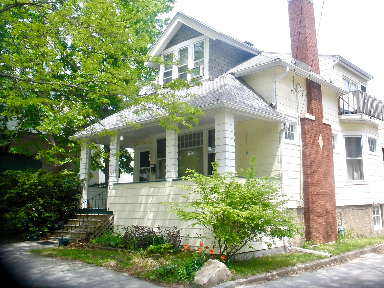 807 Van Buren St — Photo 2