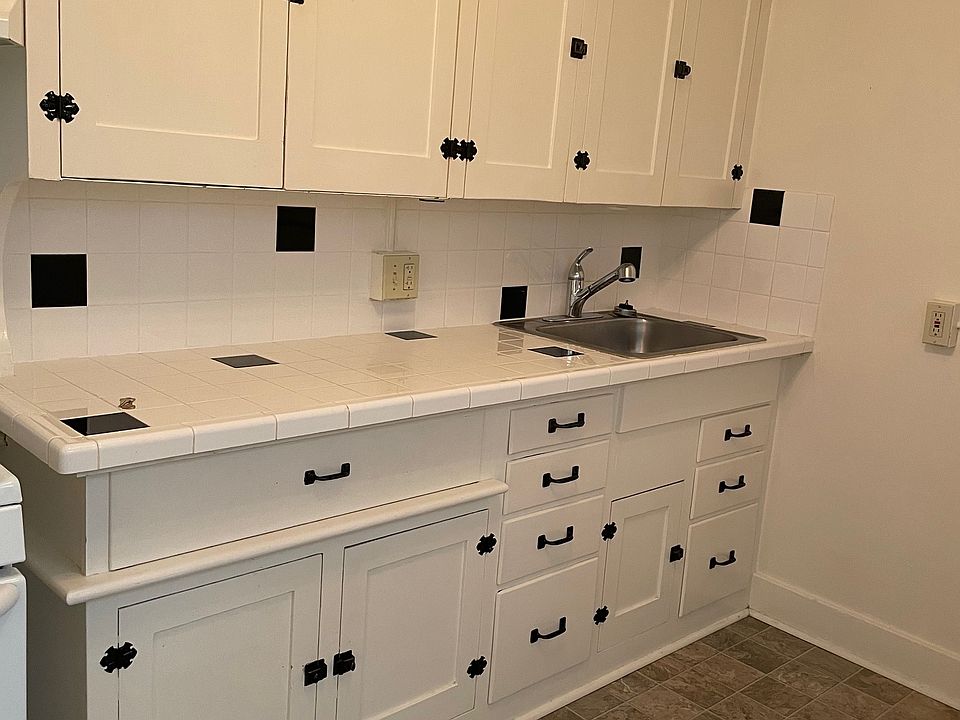 1st image of 915 Capitol Way S #1B-1Ba-700Sqft