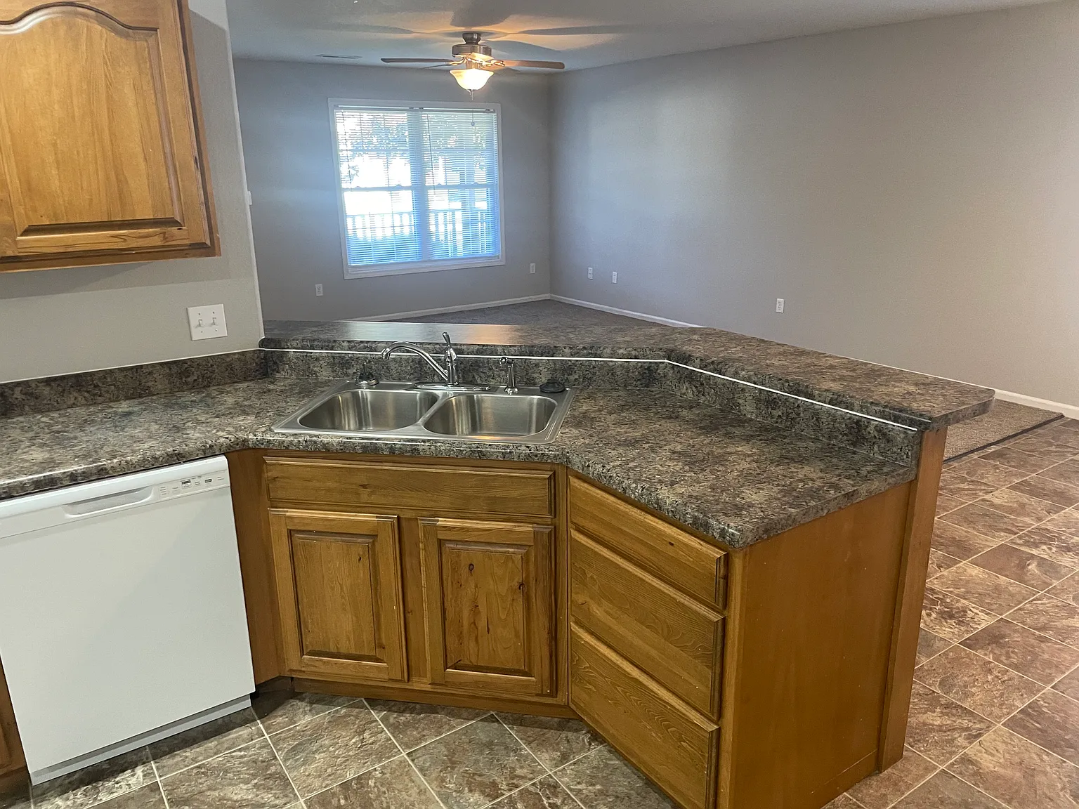 3 bed, 1440 sqft, $1,300 — Photo 2