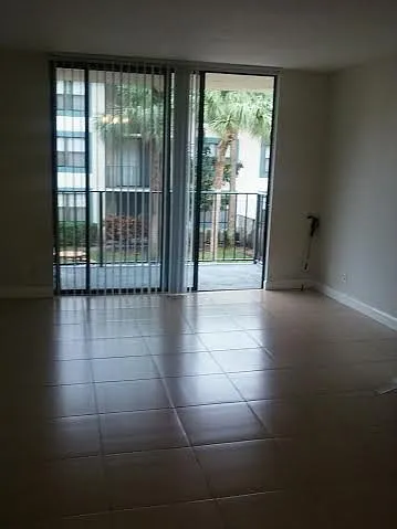 Two Bedroom Two Bathroom!! Waterfront Community — Photo 3