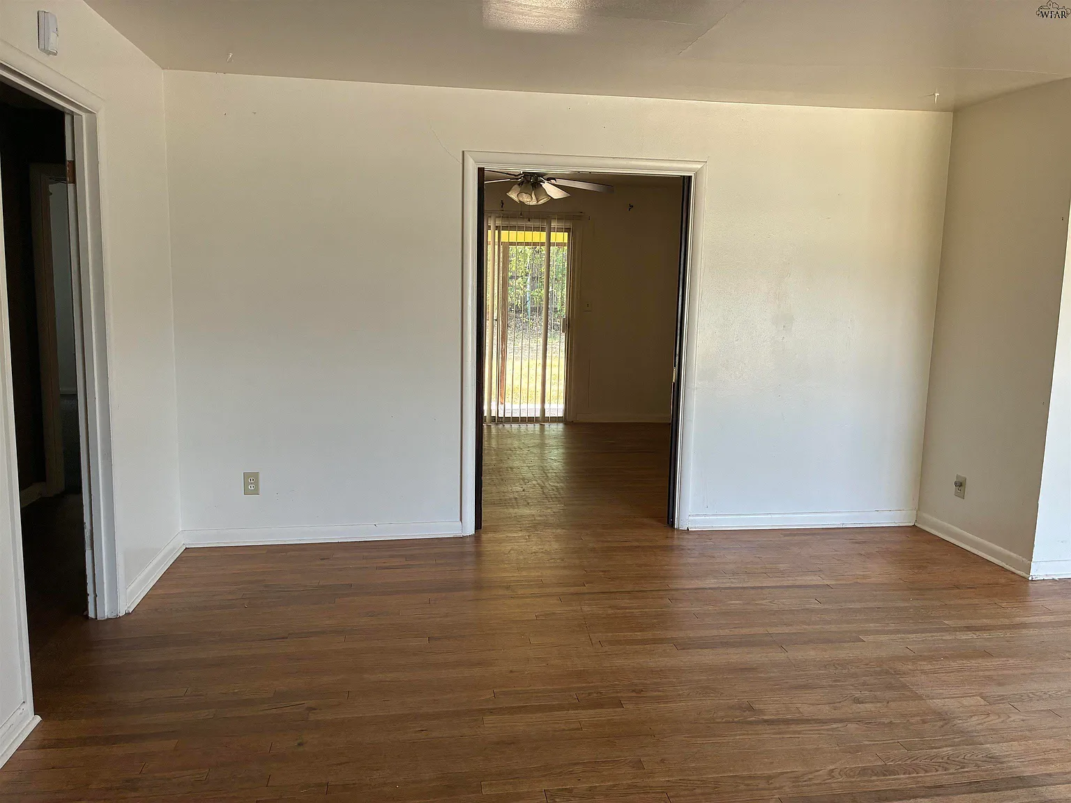 2 bed, 1.0 bath, 1383 sqft, $1,100 — Photo 3