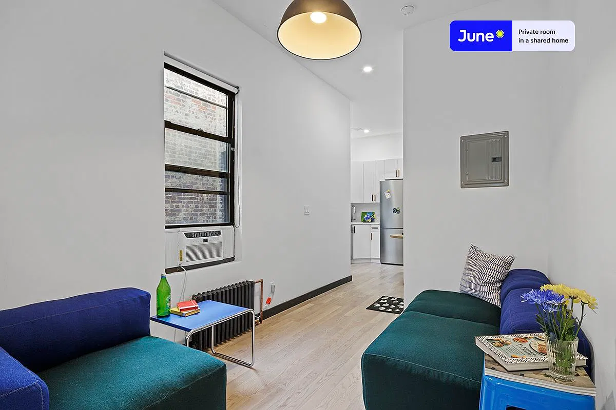 Queen bedroom in 3 bed/3 bath home in Ridgewood #1880 C — Photo 4