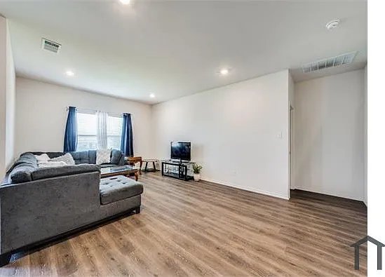 4 bed, 2208 sqft, $3,000 — Photo 3